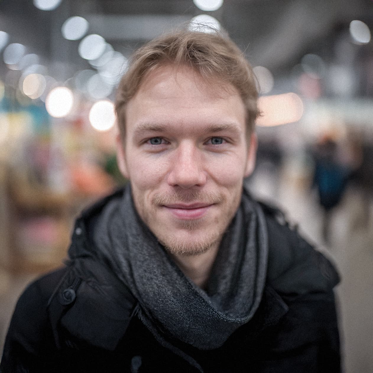 Portrait von Lukas, ein Absolvent des Fernkurses "Digitales Management".